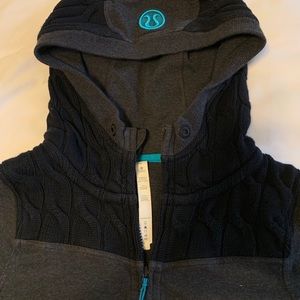 Lululemon zip sz6 grey and blk jacket